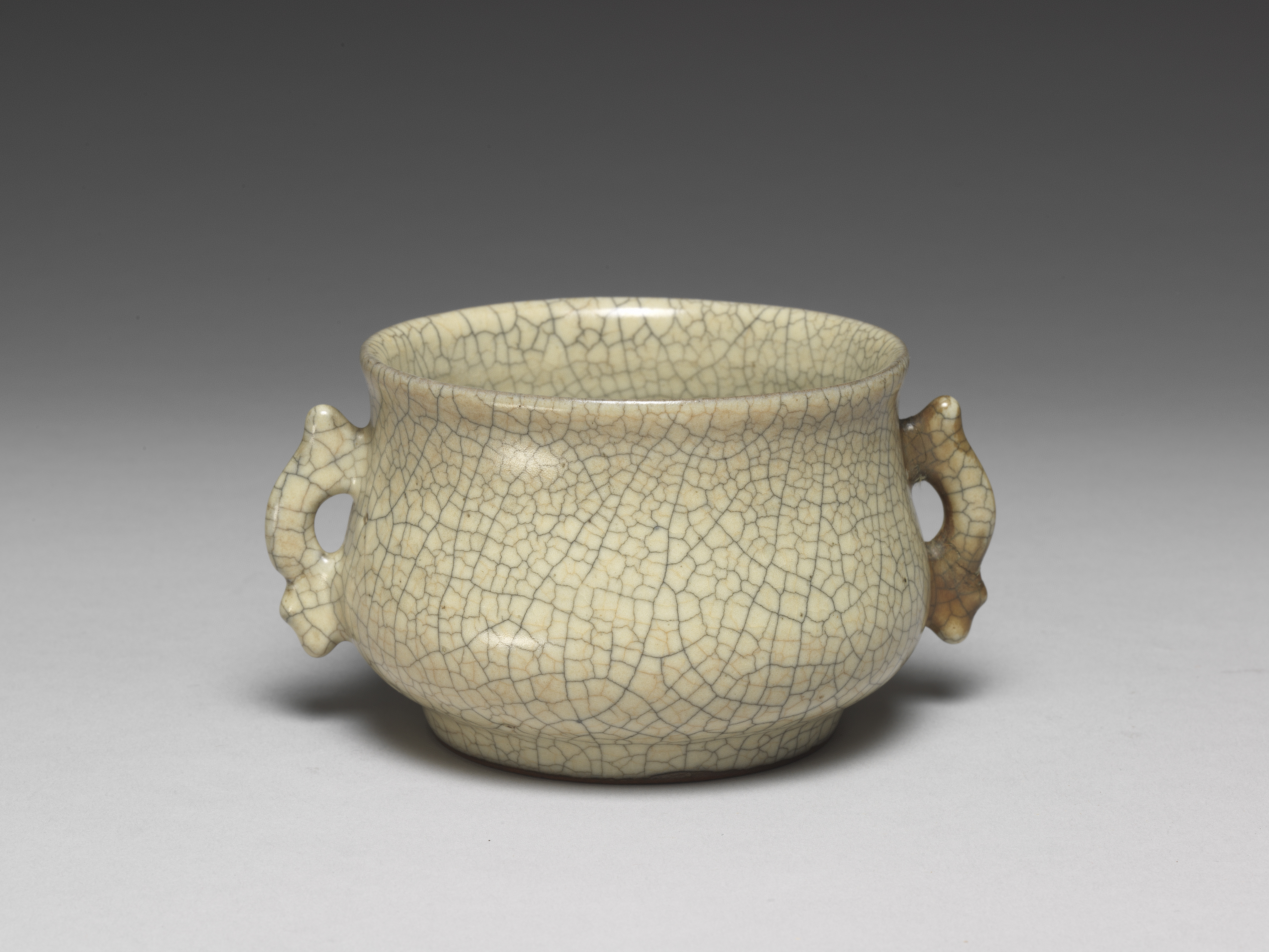 Censer with fish-shaped handles in cream-colored celadon glaze
Yuan dynasty, 14th century
